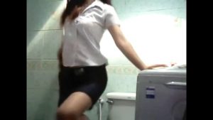 คลิปโป๊ไทยนักศึกษาเข้าไปโชว์หีในห้องน้ำ
